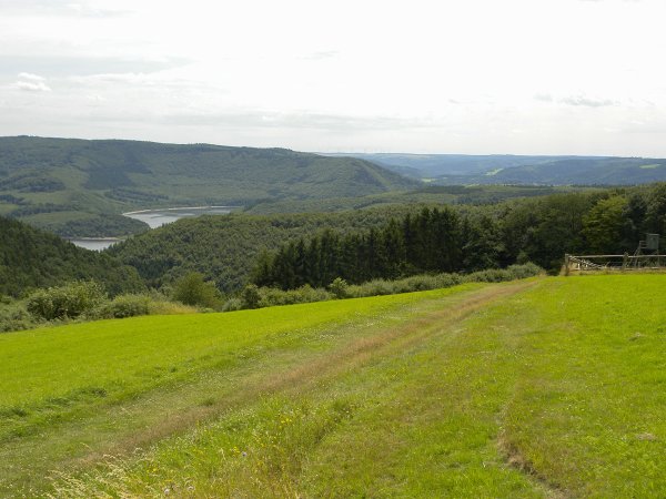 Ein paar Meter vom Haus entfernt der Blick ins Rurseetal